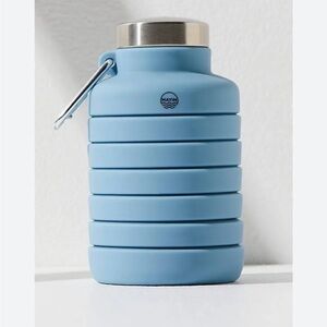Light Blue FP MOVEMENT X MAYIM
Exclusive 2O oz Collapsible Carabiner Bottle